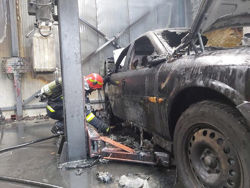 Service auto în flăcări în cartierul Bujac