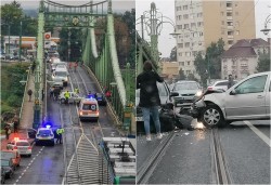 Accident pe podul  Traian, al patrulea pe ziua de joi care a blocat şi traficul în zonă