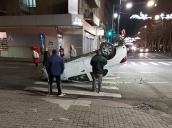 Maşină ajunsă cu roţile în sus în urma unui accident pe Bulevardul Revoluţiei