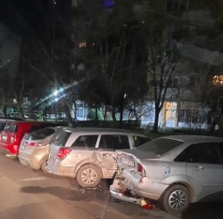 “Surprize” de Crăciun: Câţiva arădeni şi-au găsit masinile făcute praf în faţa blocului