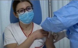 A început vaccinarea anti-COVID în România. Cine este primul roman vaccinat