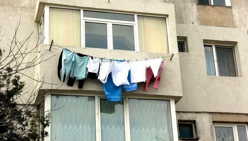 Între 700 și 1.000 de lei amendă pentru rufele expuse la balcoanele apartamentelor de bloc
