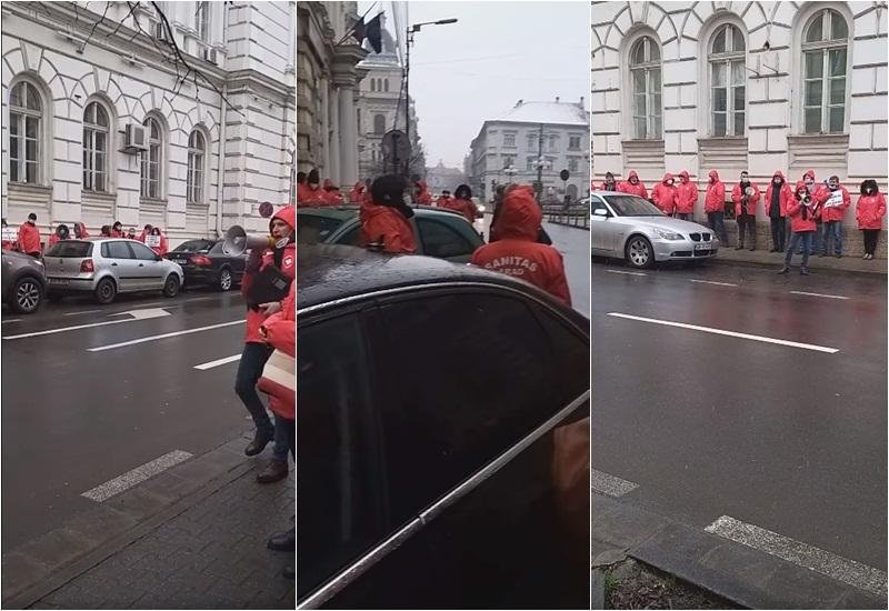 Cadrele medicale din Sanitas – proteste în faţa prefecturii pentru îngheţarea salariilor