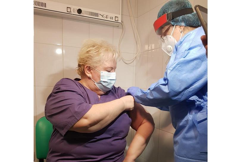 Primilor vaccinaţi din Arad li se administrează a două doză