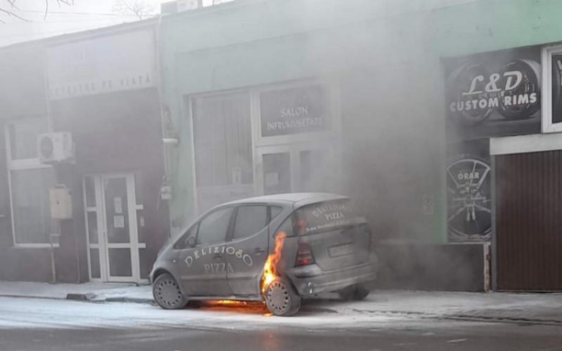 Autoturism în flăcări pe Calea Victoriei