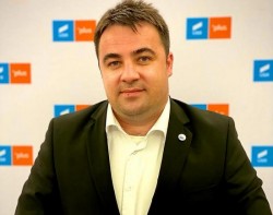 Vlad Botoș se retrage de la conducerea filialei USR Arad ........... mai de voie, mai de nevoie