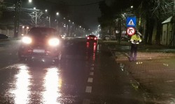 Pieton accidentat pe Calea Victoriei, proiectat pe sensul opus de mers unde a fost acroşat de un al doilea automobil