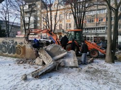Primăria a început demolarea toaletei publice din zona „Libelula” 