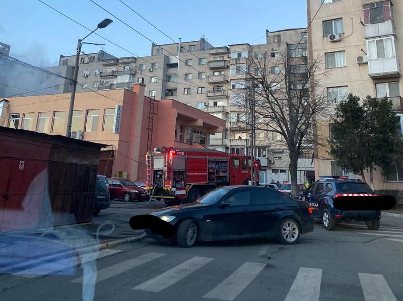 Incendiu în zona Fortuna, ard deşeurile din spatele unui restaurant