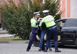 Trei persoane reţinute în Vlaicu după ce au tâlhărit un bătrân de 76 de ani 
