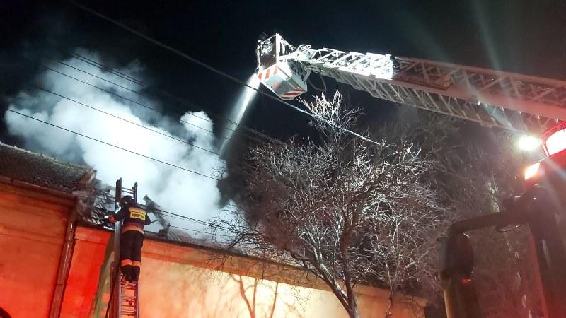 Pompierii alertaţi marţi seara de un incendiu la o casa pe strada Clujului 