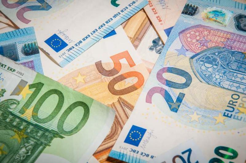 Leul în degringoladă.Euro se îndreaptă spre pragul psihologic de 5 lei. BNR a cotat azi 1 Euro la 4,9156 lei.