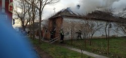 O casă a luat foc la Peregu Mare. Incendiul a fost lichidat