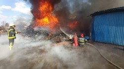 Incendiu violent la un depozit de deşeuri de pe Câmpul Liniştii