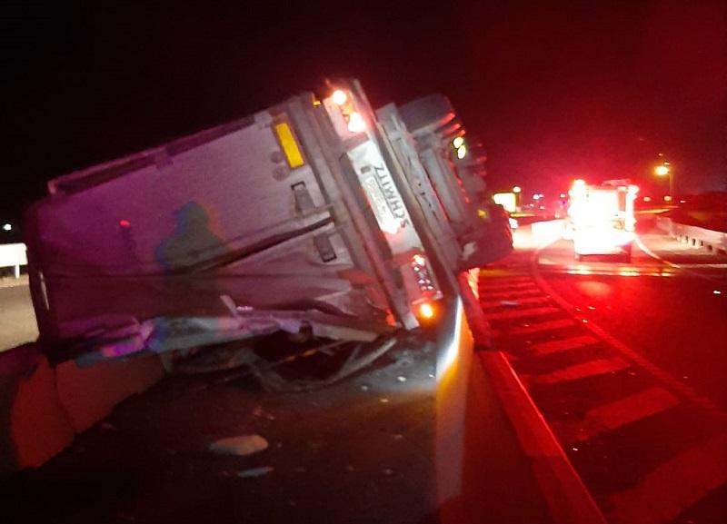 Autocamion răsturnat pe autostrada A1. Șoferul a murit