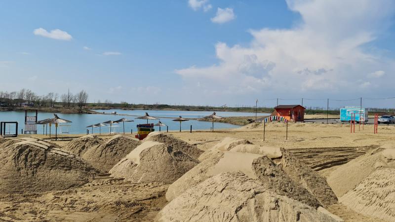 Stațiunea Ghioroc se deschide anul acesta cu nisip nou, leandri și un parc de distracții pentru copii