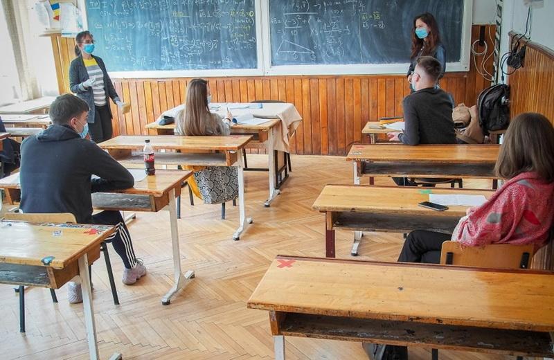 Toți elevii din municipiul Arad s-au întors azi la școală. Incidența cazurilor noi de infectare a scăzut la 0,77 la mia de locuitori în Arad