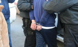 Un bărbat beat și drogat a fost încătușat pe Malul Mureșului pentru că a provocat scandal