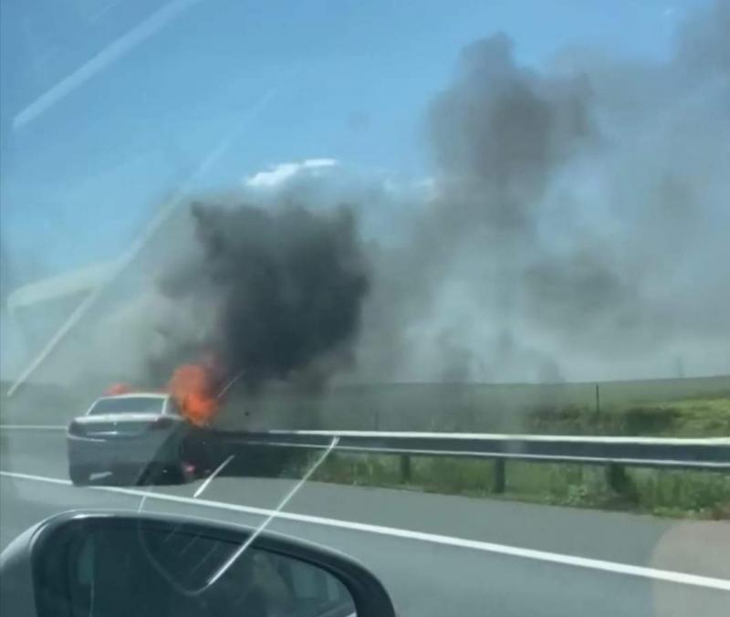 Mașină în flăcări pe autostrada A1, între Arad și Timișoara. Cei doi ocupanți au sărit din mașină