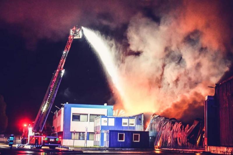 Pompierii arădeni au ajutat la stingerea incendiului de la Fabrica de Frigidere de la Șag- Timiș