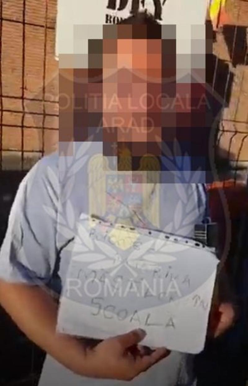 Un părinte turbulent a protestat în fața Școlii Generale ”Caius Iacob” din Micălaca împotriva normelor legale privind protecția împotriva pandemiei. În final a fost încătușat în prezența fiului său


