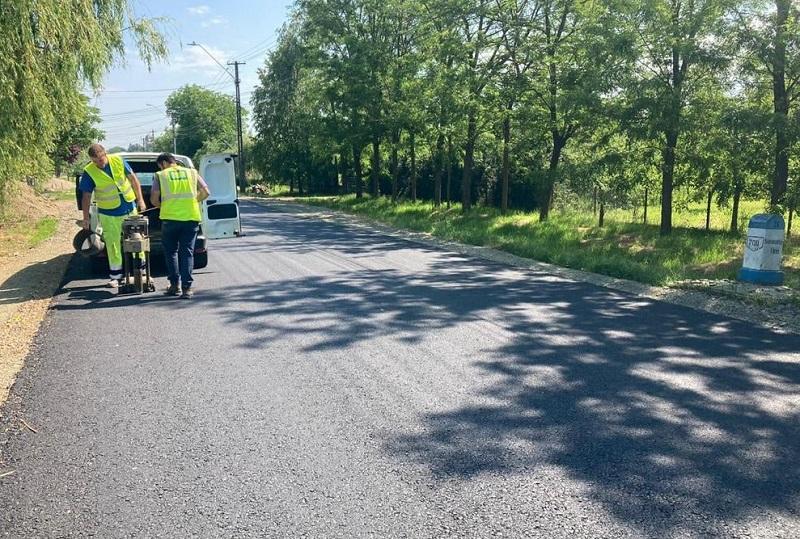 Iustin Cionca: „La început de iulie așternem al doilea strat de asfalt pe drumul Curtici-Macea-Sânmartin!”