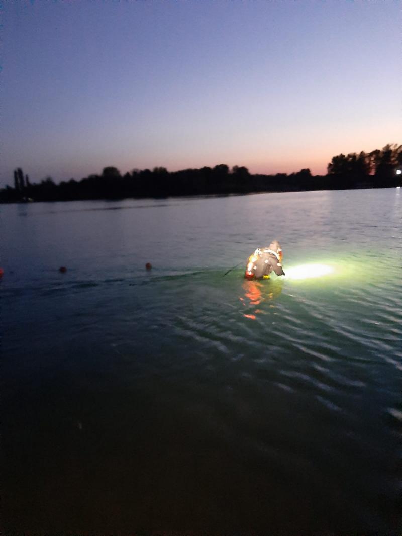Un tânăr de 19 ani s-a înecat în lacul Ghioroc. Scafandrii i-au găsit corpul după mai bine de două ore de căutări