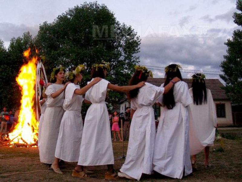 Azi, 24 iunie, creștinii ortodocși sărbătoresc Sânzienele sau Drăgaica. Tradiții și superstiții de Sânziene