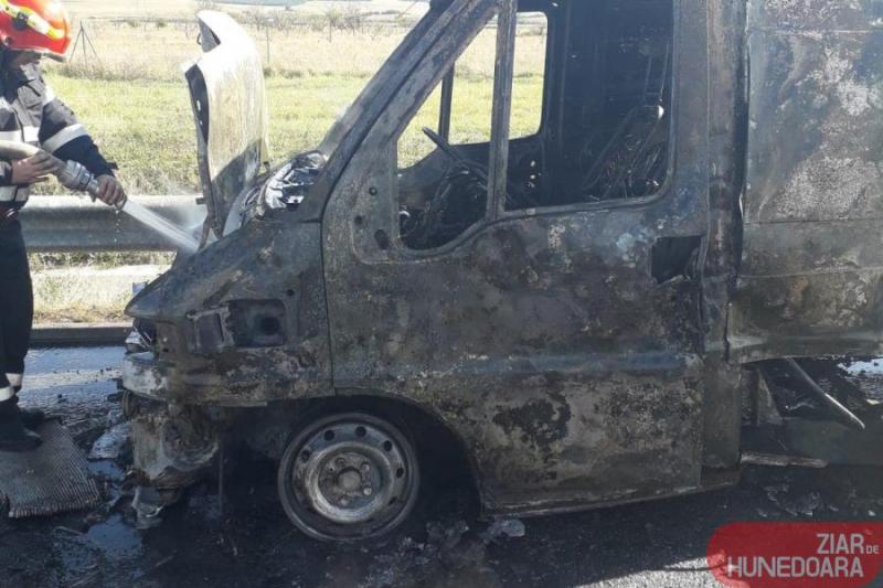 O camionetă încărcată cu PAL a luat foc pe A1 la ieșirea din Arad spre Nădlac. Traficul este blocat spre Nădlac