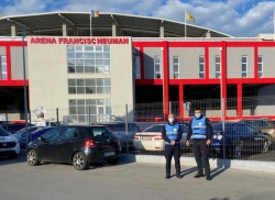De teamă ca nu cumva fetele să se ia la bătaie, jandarmii din Timișoara vin să-i ajute pe polițiștii arădeni la finala Cupei României la fotbal feminin

