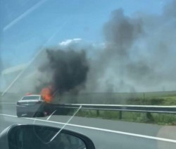 Mașină în flăcări pe autostrada A1, între Arad și Timișoara. Cei doi ocupanți au sărit din mașină