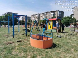 Locuri de joacă pentru copiii cu dizabilități amenajate în parcurile din Arad