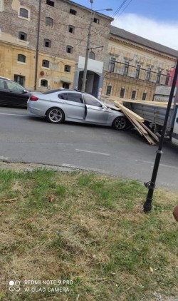 Un autoturism de lux s-a șifonat rău de tot după ce a  intrat într-o camionetă cu lemne în zona Indagrara