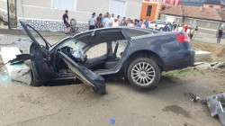 O mașină s-a făcut praf în Șiria, cu două victime încarcerate