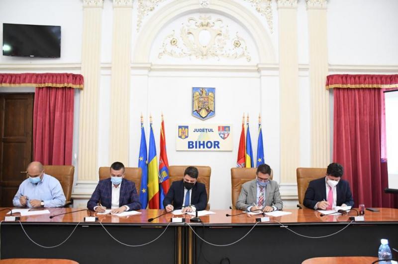 Primarul Călin Bibarț și președintele CJ Arad Iustin Cionca au semnat contractul de execuție a lucrărilor de proiectare pentru drumul expres Arad- Oradea