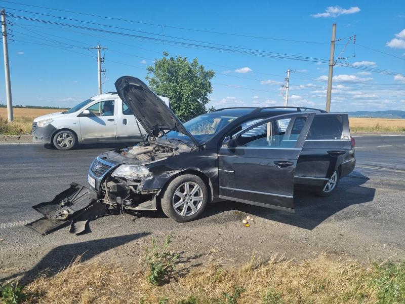 Accident la Vladimirescu. Un tânăr imprudent a depășit coloana pe linie continuă și a intrat înr-un autotren