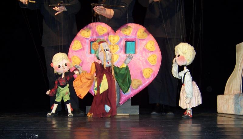 „Hansel și Gretel” – o nouă întâlnire de poveste duminică, pe scena de la Marionete
