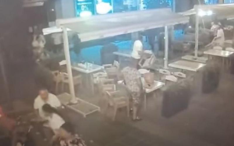 Bătăile în centrul Timișoarei au devenit obișnuință. Bătaie cu scaune între două familii de rromi pe terasa restaurantului McDonalds din Piața Victoriei