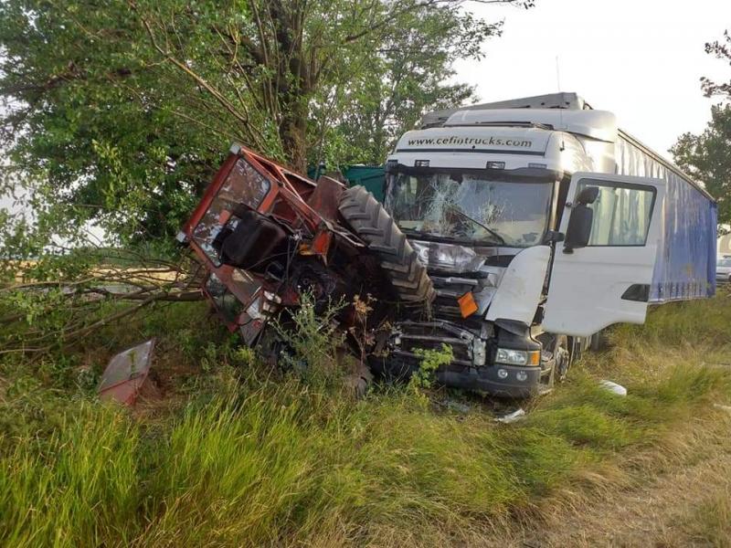 Un tractor s-a pupat cu un autocamion în apropiere de Nădlac

