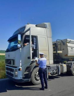 Polițiștii arădeni au luat la puricat camioanele cu masa de peste 3,5 tone. Amenzi de peste 55 mii de lei doar într-o zi