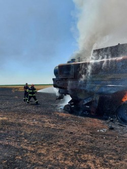 Un utilaj agricol a luat foc în lanul de grâu la Pilu. Incendiul a fost stins în două ore