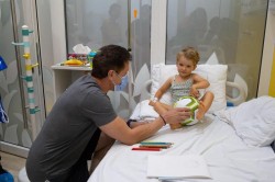 Mingi și eșarfe pentru micuții de la Pediatrie 2 din partea “Baciului” însă se va întoarce cu aparatură medical pentru noua secție