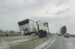 Accident la coborâre de pe A1 în zona industrială. Un cap tractor al unui TIR a ajuns peste parabetul de beton