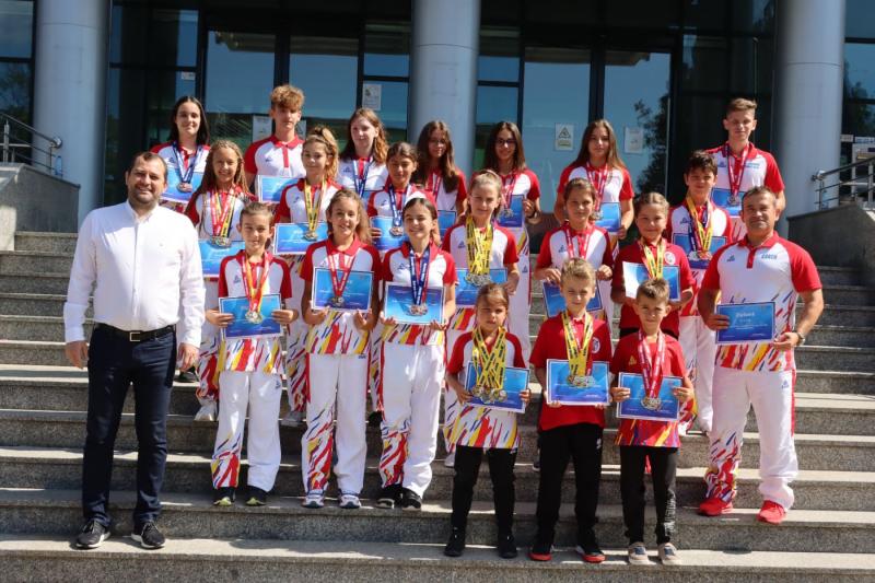 Campionii naționali de la ”Tiger Club Karate” premiați de vicepreședintele CJ Arad, Răzvan Cadar