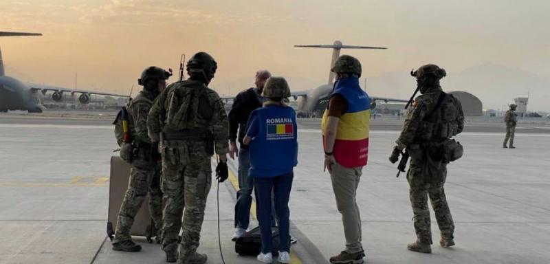 Doar un român a fost evacuat până acum din Afganistan. Ceilalți sunt blocați în Kabul și nu pot ajunge deocamdată la aeroportul securizat de forțele NATO