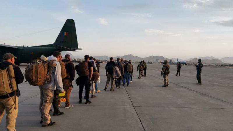 Continuă epopeea evacuării românilor din Afganistan. Alți 14 români au fost evacuați din Kabul și au ajuns în Pakistan