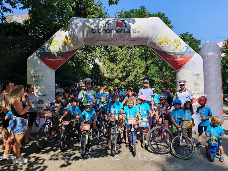 150 de copii au participat la a VI-a ediție a competiției ”Bicicliștii iscusiți”. Polițiștii arădeni au fost prezenți pentru lecții de educație rutieră
