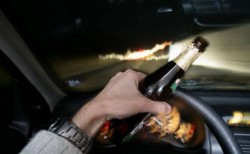 Beat și fără permis a distrus o conductă de apă caldă pe strada Cocorilor