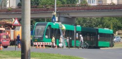 Un transport de mare gabarit a rupt liniile de tramvai la pasajul de la Voinicilor