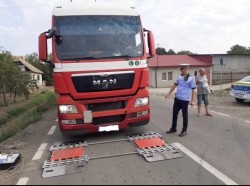 Razie a polițiștilor arădeni în vederea depistării camionagiilor care nu respectă legislația de circulație pe drumurile publice

